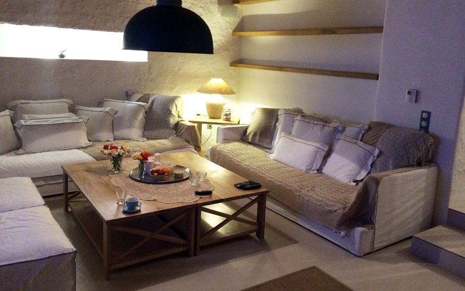 xeiropoiito-epiplo-xylino-kanapes-saloni-polithrona-athina-2