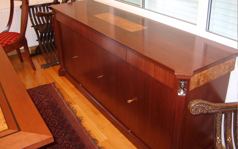 xeiropoiito-epiplo-xylino-mpoufes-vitrina-athina